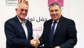 "القطَّان" و"بنك فلسطين" يوقعان اتفاقية لتجديد دعم مشروع المكتبة المتنقلة في قطاع غزة