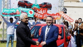 حضارة تسلم السيارة الثالثة لفائز من غزة على حملة " ولعت جوائز "