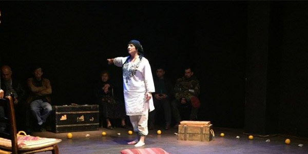 عرض مسرحية "حجارة وبرتقال" انتاج مسرح عشتار