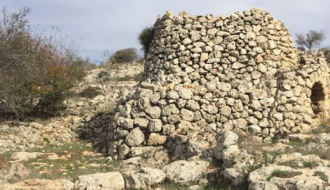 أعمال فنية عن قرب | المنطار: حكايات قصور المزارع في جبال فلسطين