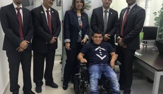 بنك القدس يوفر كرسي متحرك للطفل هاني أبو ريده