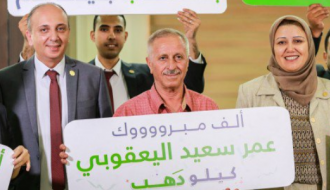 بنك القدس يرسم البهجة على مدخر من غزة