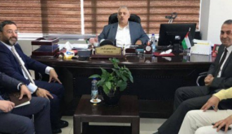 وفد من البنك الاسلامي العربي يزور رئيس بلدية البيرة لبحث سبل التعاون و توطيد العلاقات