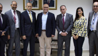 مدير عام شركة المشرق للتأمين يلتقي محافظ نابلس